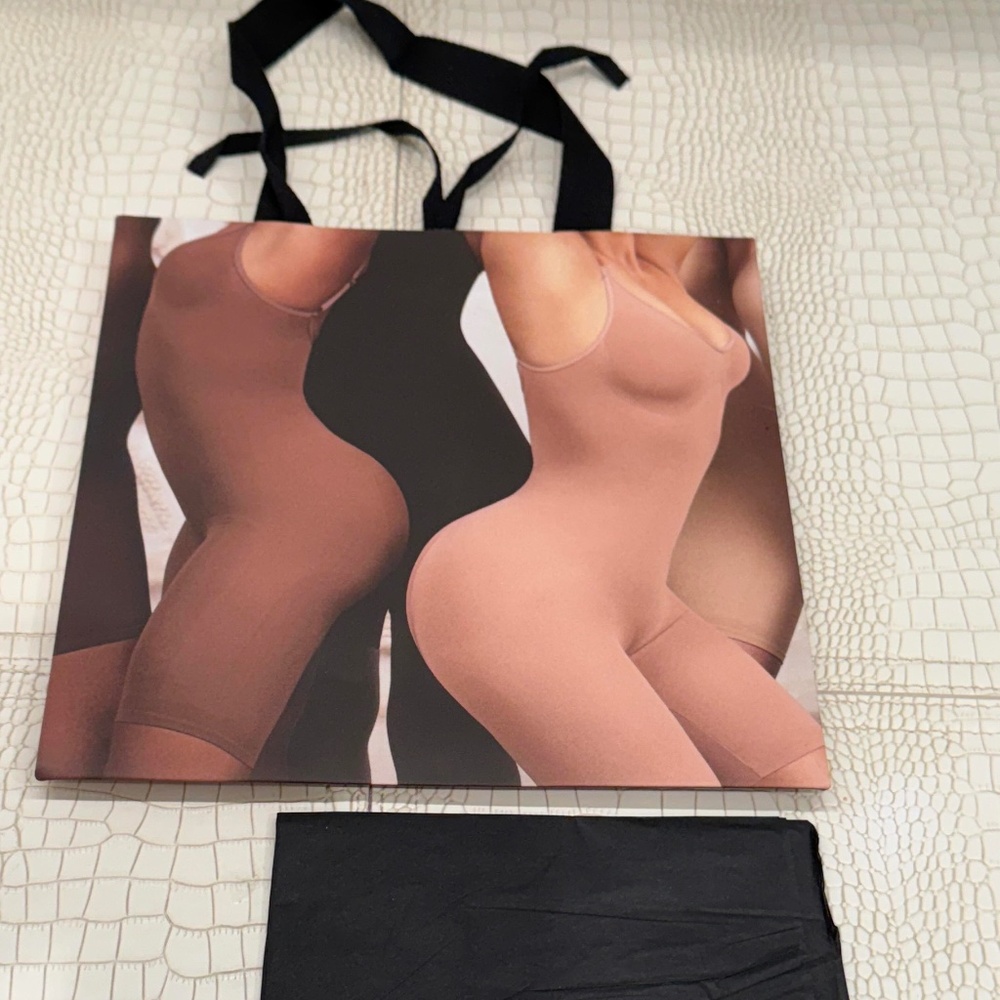 SKIMS BY KIM KARDASHIAN SHOPPING BAG BEVERLY HILLS LAUNCH WITH TISSUE PAPER NEW